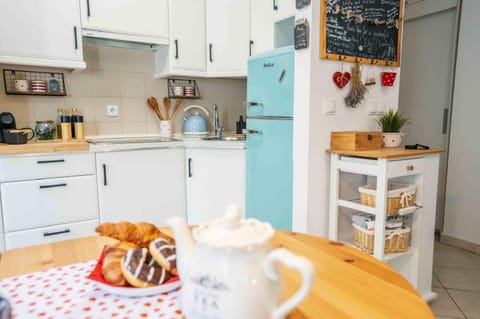 Coffee/tea facilities, Kitchen or kitchenette, Food and drinks, Dining area, toaster