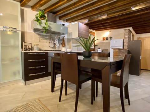 Kitchen or kitchenette, Dining area