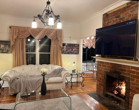 TV and multimedia, Living room, Seating area, Evening entertainment