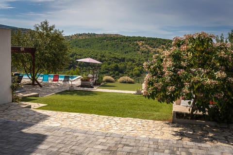 Patio, Facade/entrance, Day, Natural landscape, Activities, Location