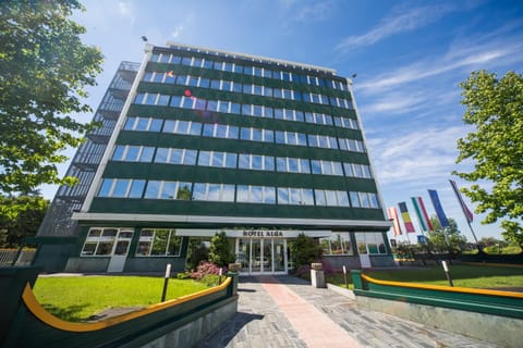 Facade/entrance
