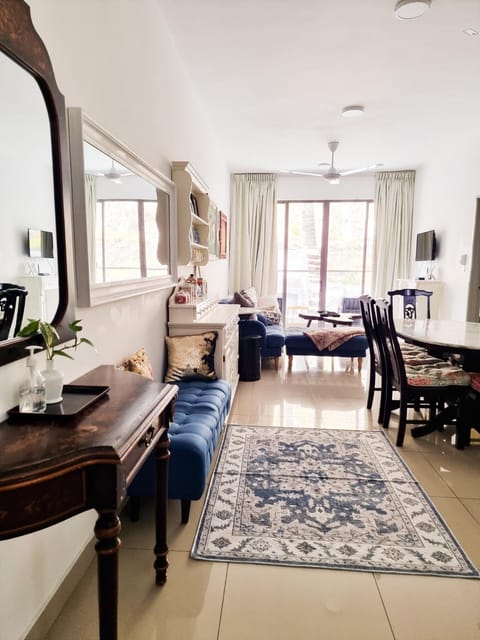 TV and multimedia, Living room, Decorative detail, Decorative detail, Seating area, Dining area