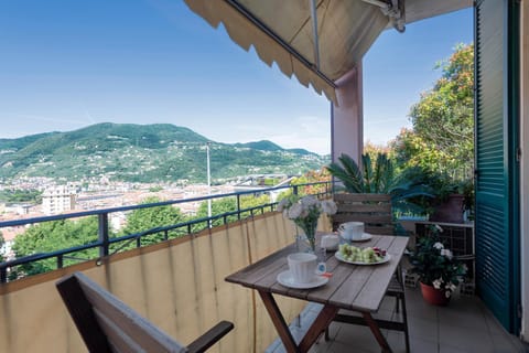 Natural landscape, View (from property/room), Balcony/Terrace, Seating area, Mountain view