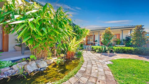 Property building, Patio, Facade/entrance, Garden