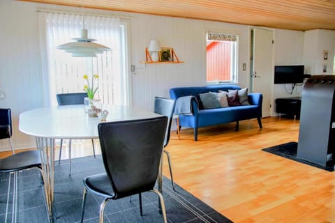 The Little Red Cabin Near Blåvand! Cabin in Blåvand