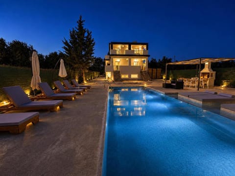 Property building, Swimming pool, sunbed