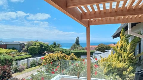 Sanctuary Beach Hideaway - 8 sleeper - 50m onto Robberg 5 House in Plettenberg Bay