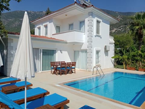 Property building, Day, Natural landscape, Mountain view, Pool view, Swimming pool, sunbed