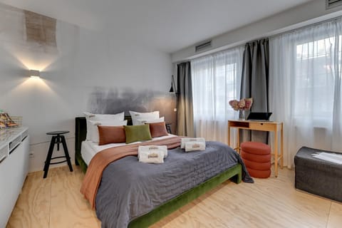 Bed, Photo of the whole room, Seating area, Bedroom
