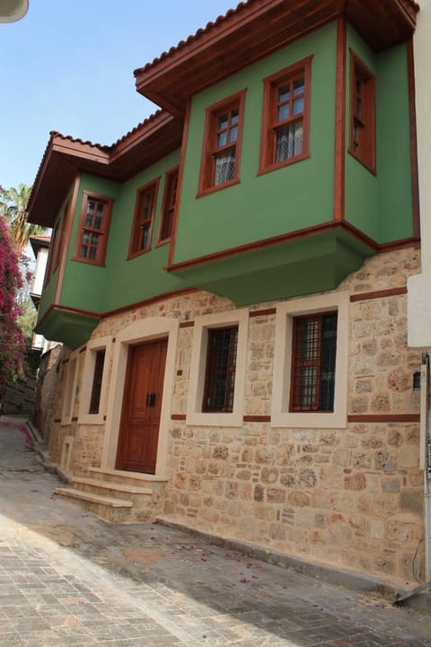 Facade/entrance