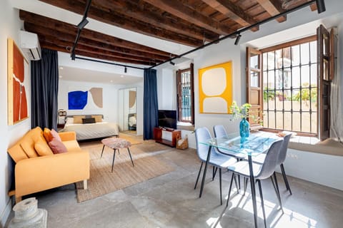 TV and multimedia, Living room, Seating area, Dining area, City view