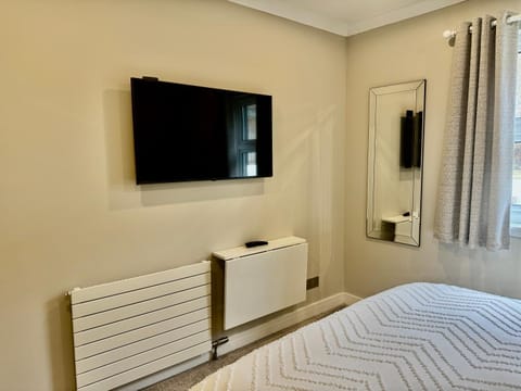 Holly Lodge - 2 x Kingsize bedrooms with private entrance and free parking-new shower room Apartment in Oban