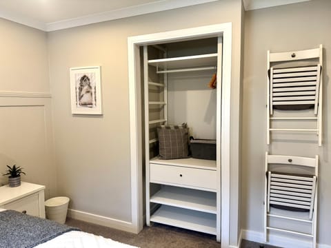 Holly Lodge - 2 x Kingsize bedrooms with private entrance and free parking-new shower room Apartment in Oban