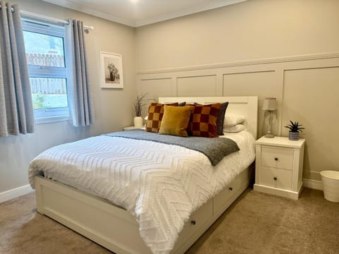 Holly Lodge - 2 x Kingsize bedrooms with private entrance and free parking-new shower room Apartment in Oban