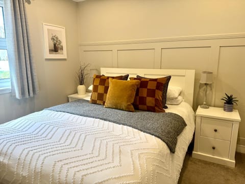 Holly Lodge - 2 x Kingsize bedrooms with private entrance and free parking-new shower room Apartment in Oban