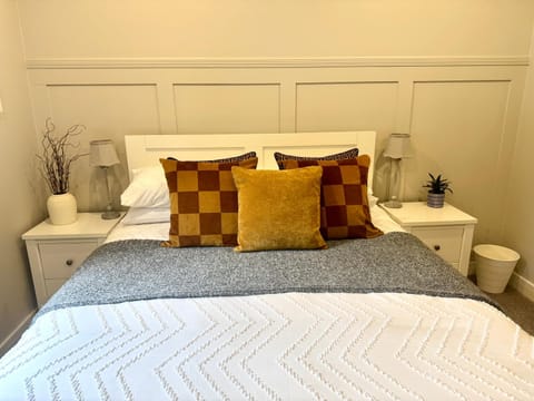 Holly Lodge - 2 x Kingsize bedrooms with private entrance and free parking-new shower room Apartment in Oban