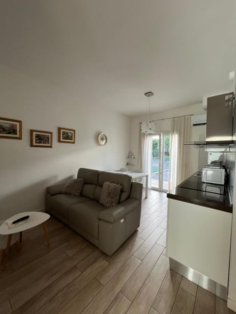 Kitchen or kitchenette, Living room, Seating area, Dining area, minibar, pet friendly, stove