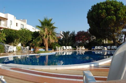 Property building, Day, Swimming pool