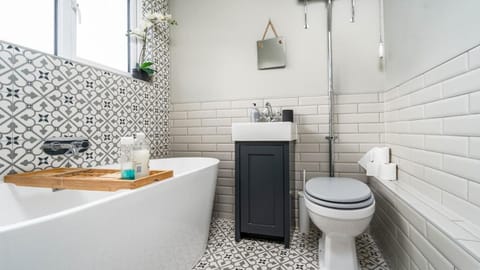 Available For Contractors 2 Double Beds and Sofa Bed Private Parking House in Harlow