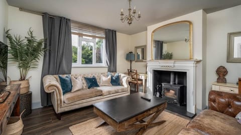 Available For Contractors 2 Double Beds and Sofa Bed Private Parking House in Harlow