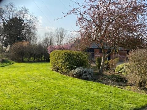 Available For Contractors 2 Double Beds and Sofa Bed Private Parking House in Harlow