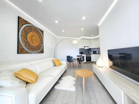 Communal lounge/ TV room, Living room, Dining area