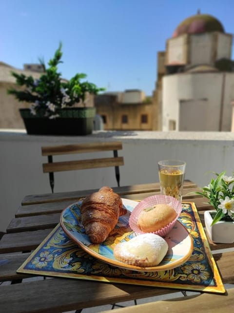 Property building, Balcony/Terrace, Food and drinks