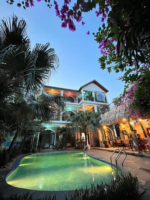 Property building, Garden, Pool view, Swimming pool