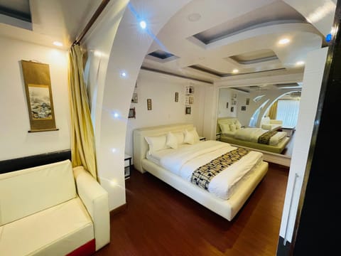 Living room, Photo of the whole room, Seating area, Bedroom