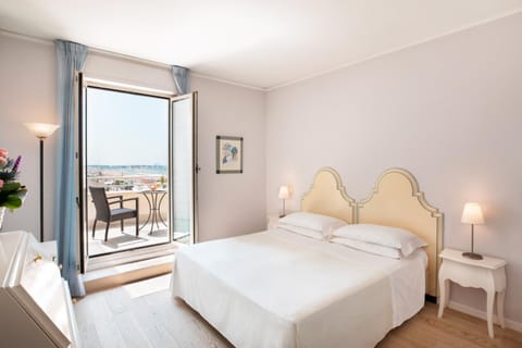 Bed, Balcony/Terrace, Photo of the whole room, Bedroom, Sea view