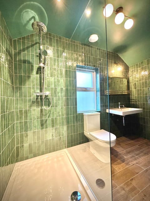 ROOMS AT THE QUAYSIDE - stylish en-suite rooms on Poole Quay all fully refurbed Hotel in Poole