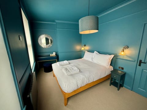 ROOMS AT THE QUAYSIDE - stylish en-suite rooms on Poole Quay all fully refurbed Hotel in Poole