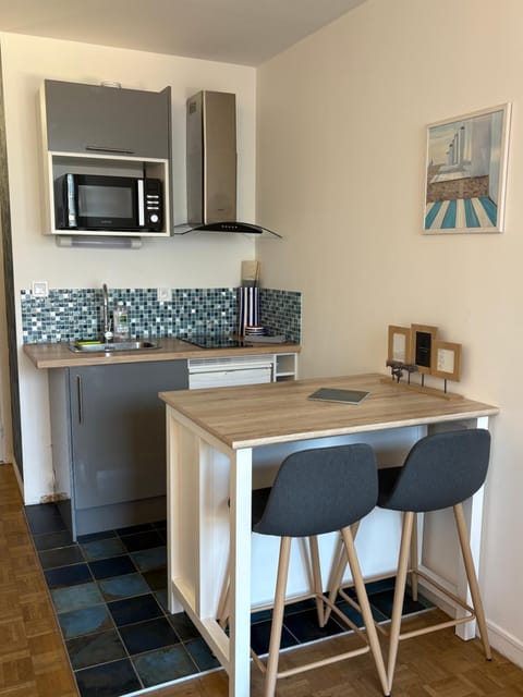 Kitchen or kitchenette, stove, kitchen