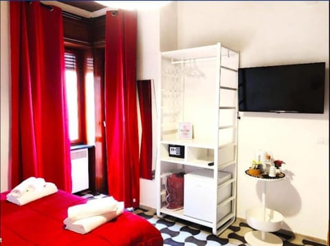 Bed, TV and multimedia, Photo of the whole room, Bedroom
