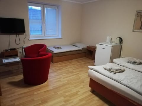 Bed, TV and multimedia, Seating area