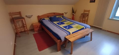 Photo of the whole room, Dining area