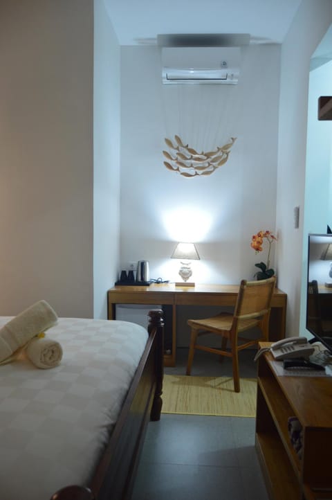 Seating area, Bedroom, air conditioner
