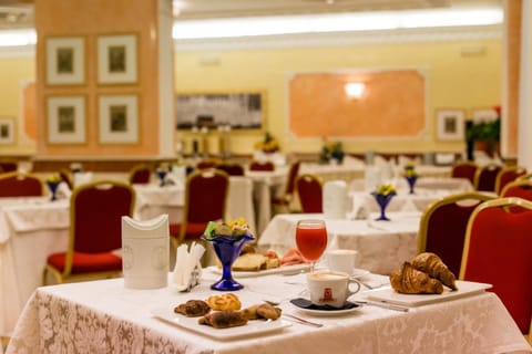 Breakfast, Continental breakfast, Buffet breakfast, Italian breakfast