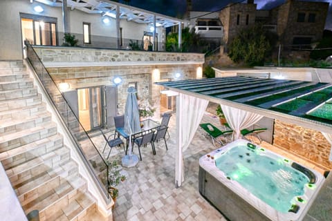 Property building, Night, Hot Tub, Balcony/Terrace