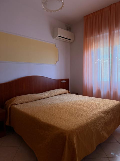 Bed, Photo of the whole room, Bedroom, air conditioner