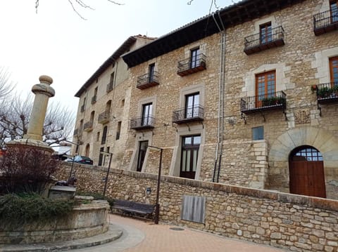Property building, Nearby landmark, Facade/entrance, Neighbourhood