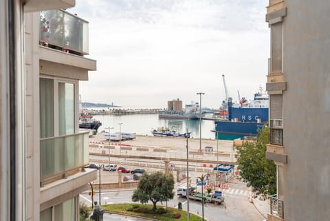 Communal lounge/ TV room, Natural landscape, City view, Sea view