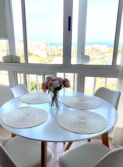 Dining area, City view, Sea view, Street view
