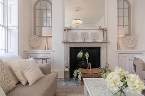 Gloucester Place Townhouse with Hot Tub! Apartment in Cheltenham