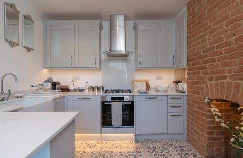 Gloucester Place Townhouse with Hot Tub! Apartment in Cheltenham