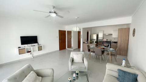 TV and multimedia, Kitchen or kitchenette, Living room, Dining area, fireplace