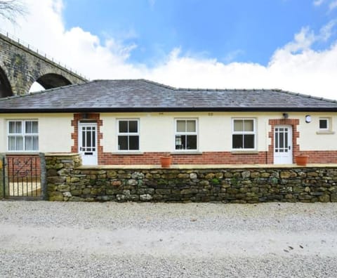Property building, Day, Hiking, Parking