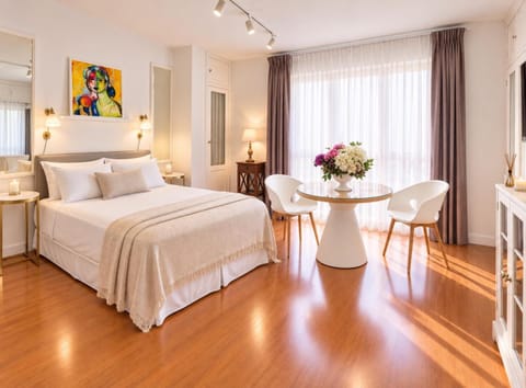 Bed, Living room, Photo of the whole room, Seating area, Bedroom