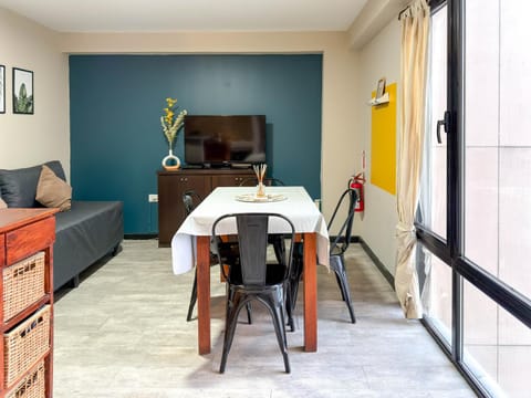 TV and multimedia, Living room, Photo of the whole room, Decorative detail, Seating area, Dining area, City view, Landmark view, Sea view, furniture, heating, internet, internet