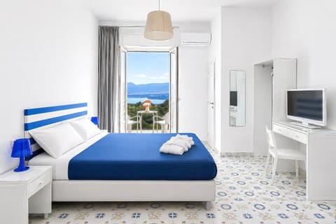 Bed, Natural landscape, Photo of the whole room, Sea view